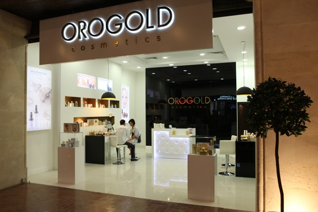 Clients inside an OROGOLD in Moscow